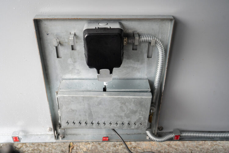 Cargo bikehangar electrics